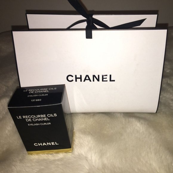 CHANEL Other - Chanel Eyelash Curler w. Shopping Bag - NWT